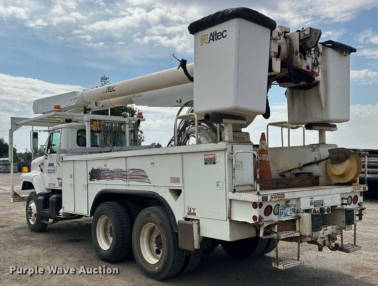 image for item DD3360 2001 International  2674 bucket truck