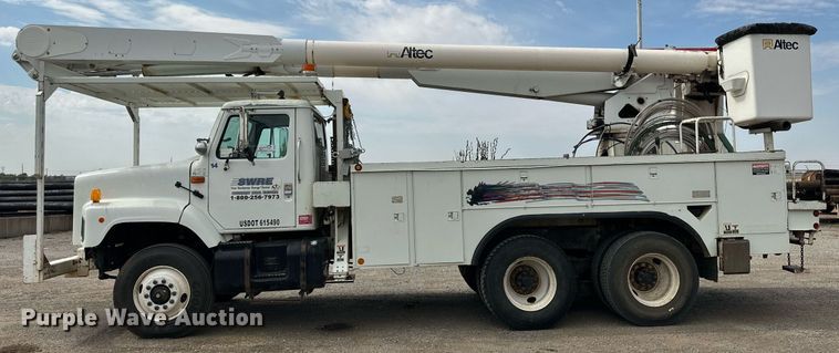 image for item DD3360 2001 International  2674 bucket truck