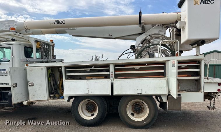 image for item DD3360 2001 International  2674 bucket truck