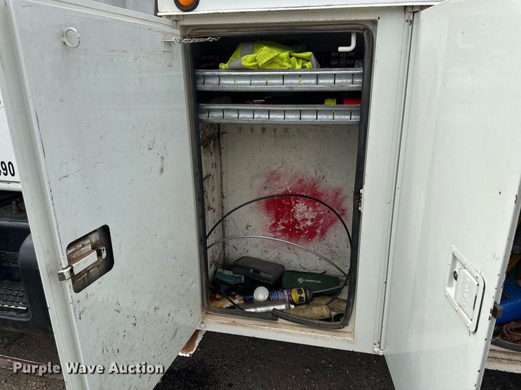 image for item DD3360 2001 International  2674 bucket truck