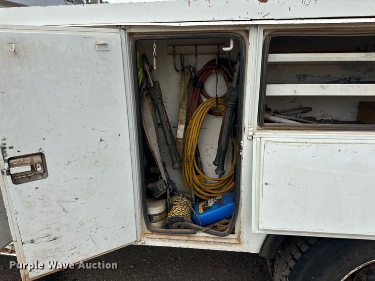 image for item DD3360 2001 International  2674 bucket truck