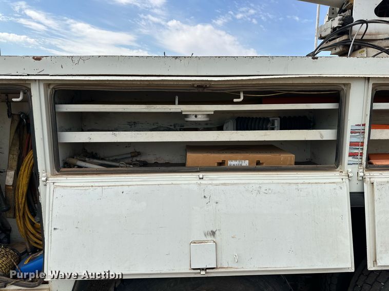 image for item DD3360 2001 International  2674 bucket truck