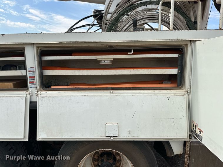 image for item DD3360 2001 International  2674 bucket truck