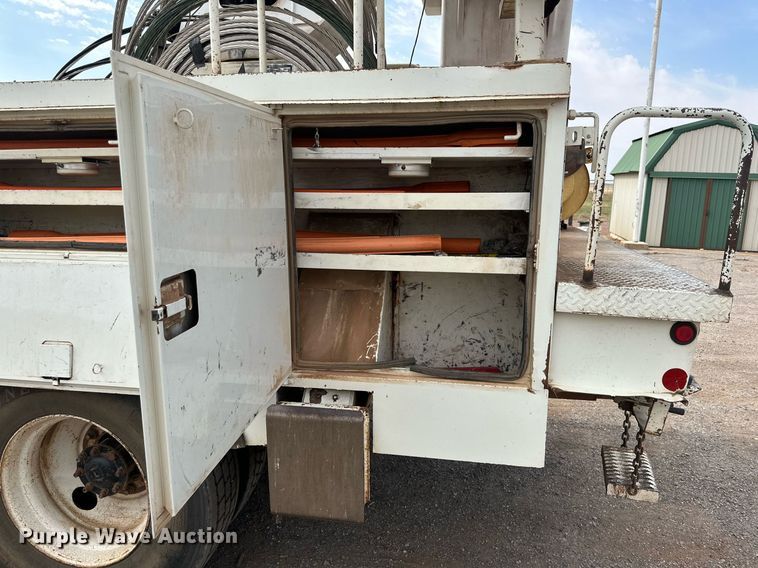 image for item DD3360 2001 International  2674 bucket truck