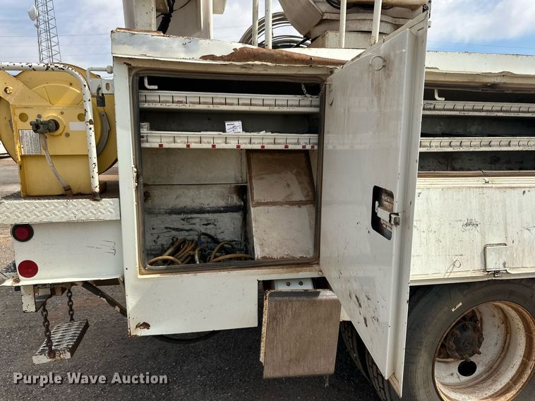 image for item DD3360 2001 International  2674 bucket truck