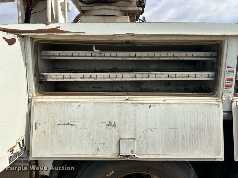 image for item DD3360 2001 International  2674 bucket truck