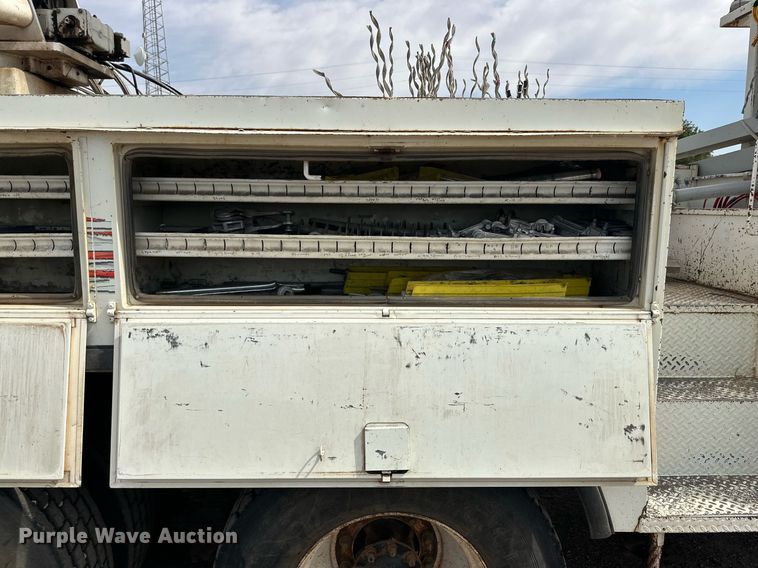 image for item DD3360 2001 International  2674 bucket truck