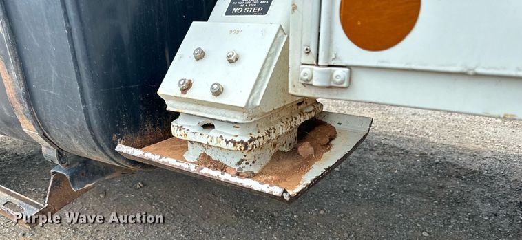 image for item DD3360 2001 International  2674 bucket truck