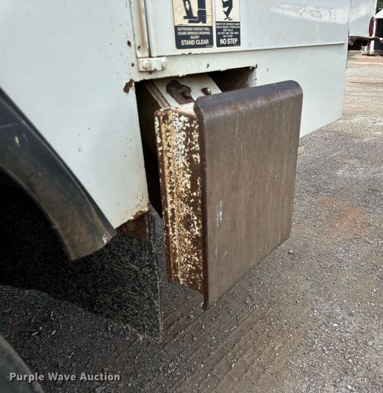 image for item DD3360 2001 International  2674 bucket truck