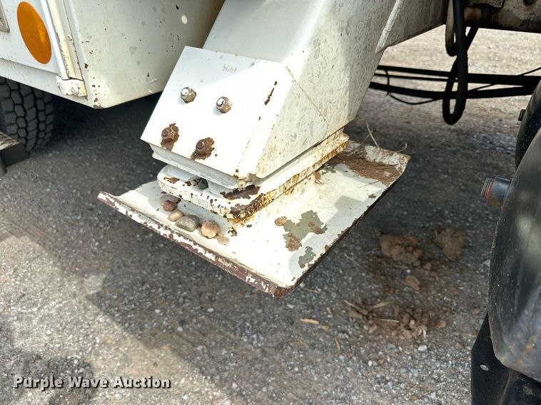 image for item DD3360 2001 International  2674 bucket truck