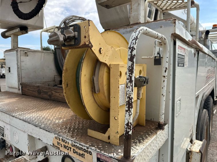 image for item DD3360 2001 International  2674 bucket truck