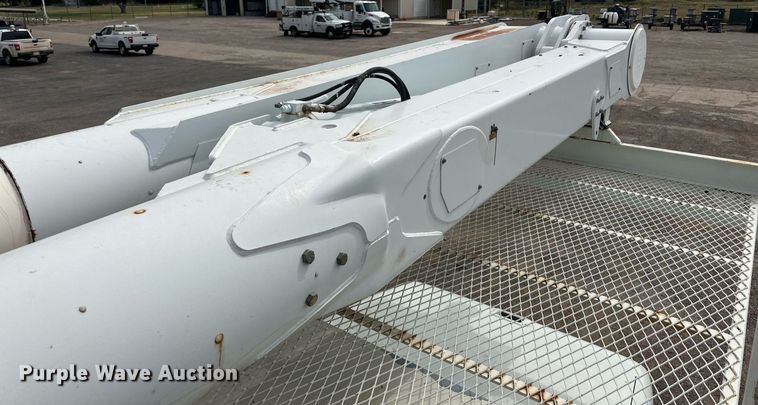 image for item DD3360 2001 International  2674 bucket truck