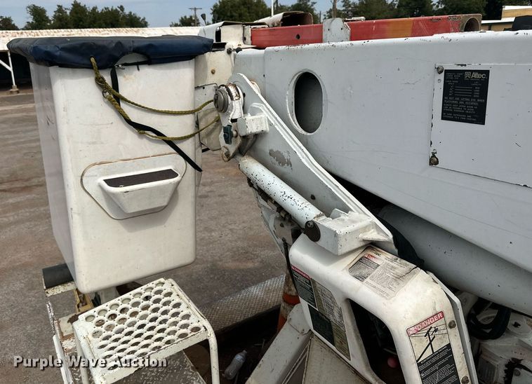 image for item DD3360 2001 International  2674 bucket truck