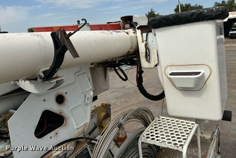 image for item DD3360 2001 International  2674 bucket truck