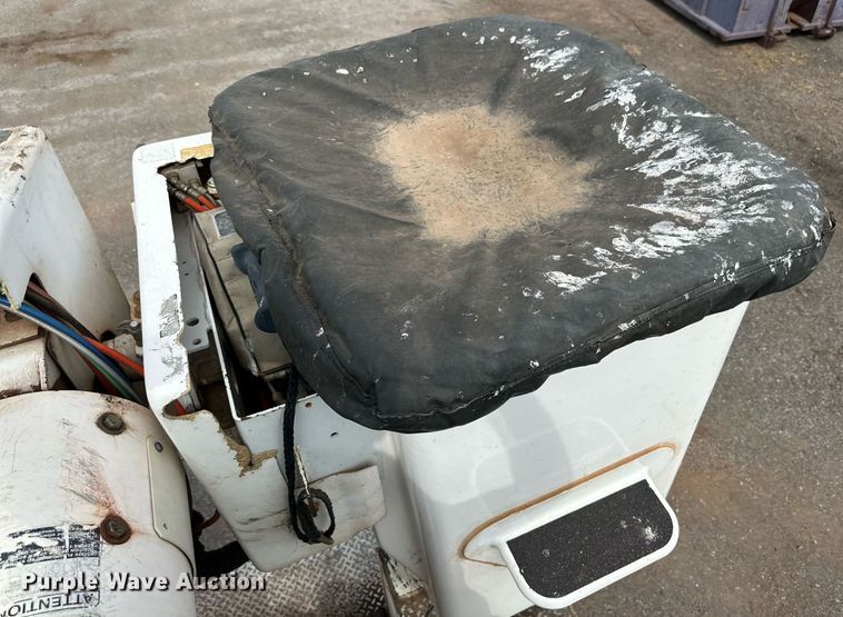 image for item DD3360 2001 International  2674 bucket truck