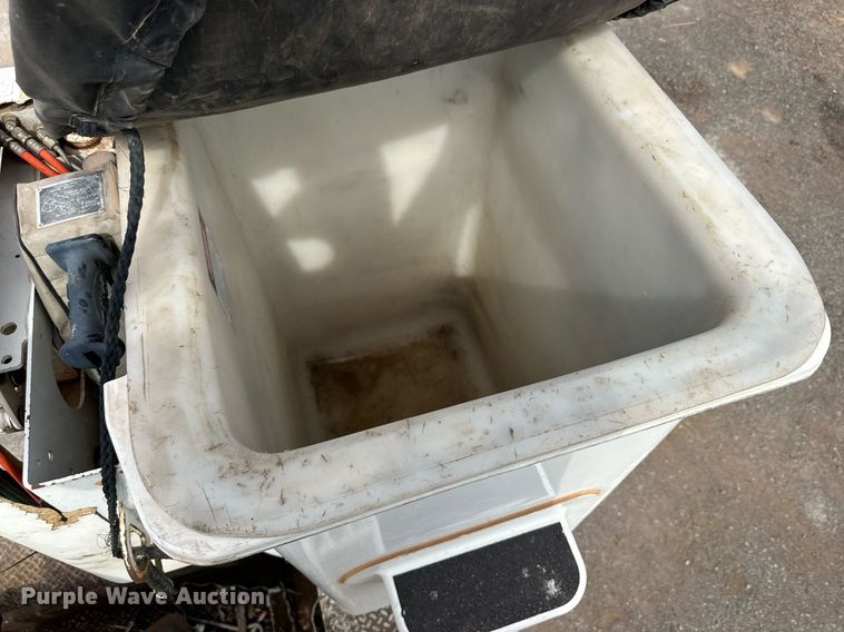 image for item DD3360 2001 International  2674 bucket truck