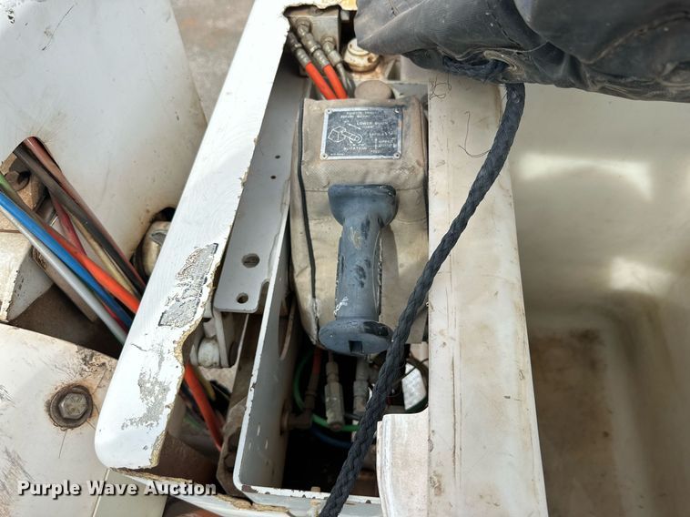 image for item DD3360 2001 International  2674 bucket truck