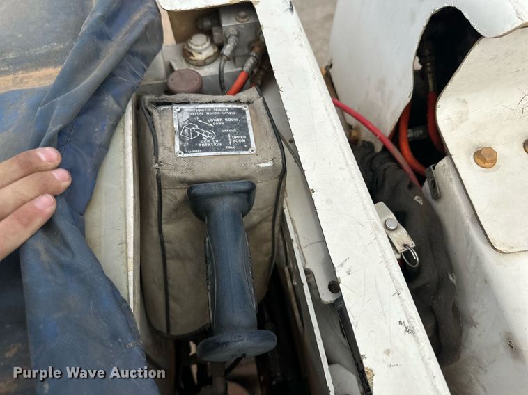 image for item DD3360 2001 International  2674 bucket truck