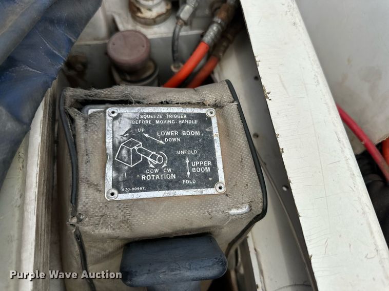 image for item DD3360 2001 International  2674 bucket truck