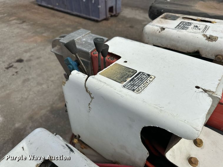 image for item DD3360 2001 International  2674 bucket truck