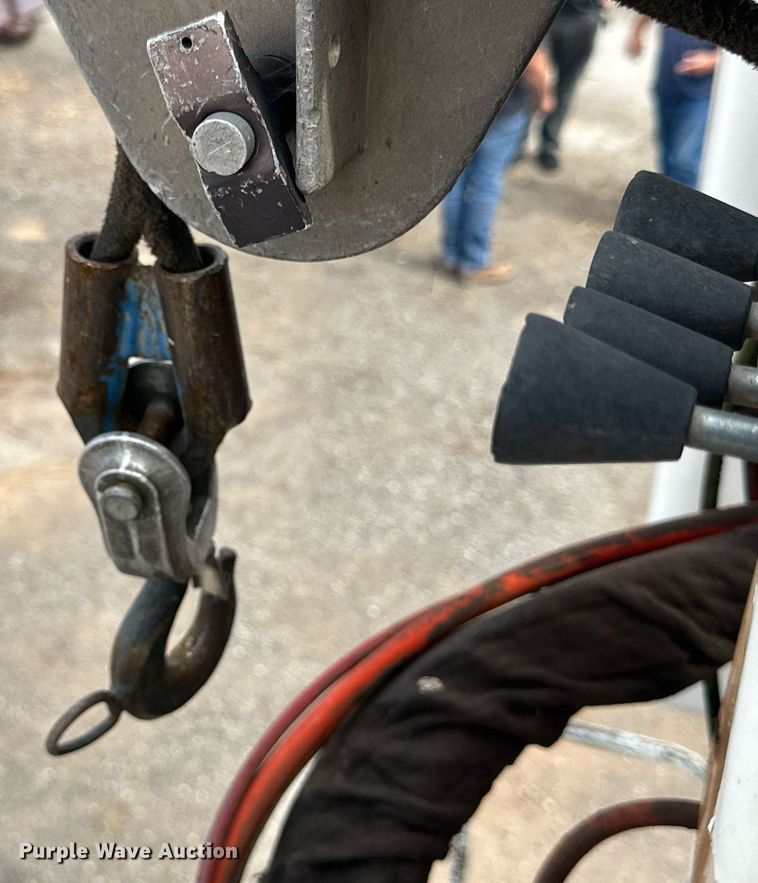 image for item DD3360 2001 International  2674 bucket truck