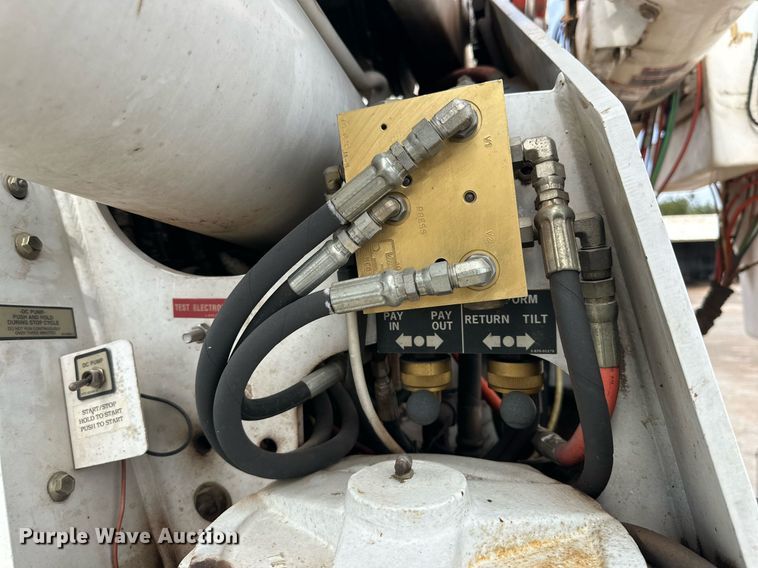 image for item DD3360 2001 International  2674 bucket truck