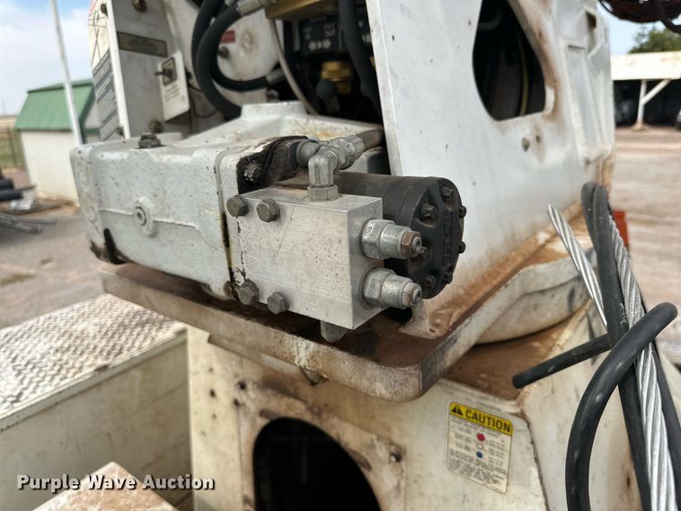 image for item DD3360 2001 International  2674 bucket truck