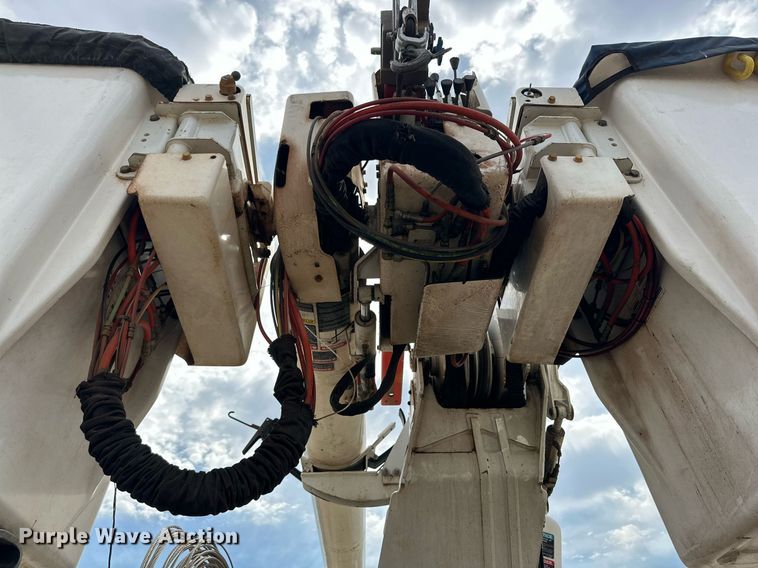 image for item DD3360 2001 International  2674 bucket truck