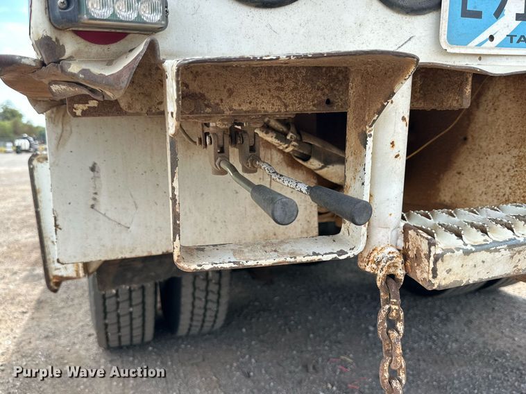 image for item DD3360 2001 International  2674 bucket truck