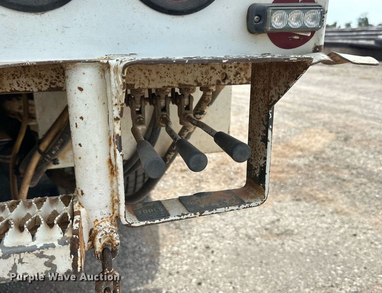 image for item DD3360 2001 International  2674 bucket truck