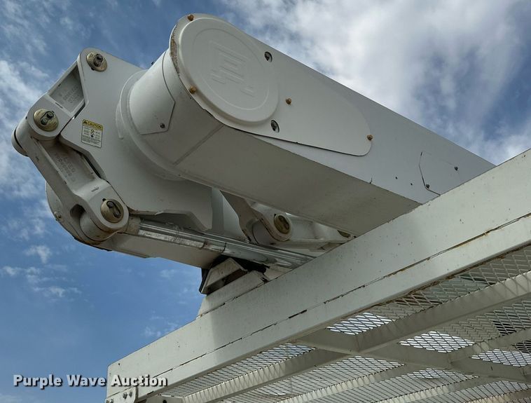 image for item DD3360 2001 International  2674 bucket truck