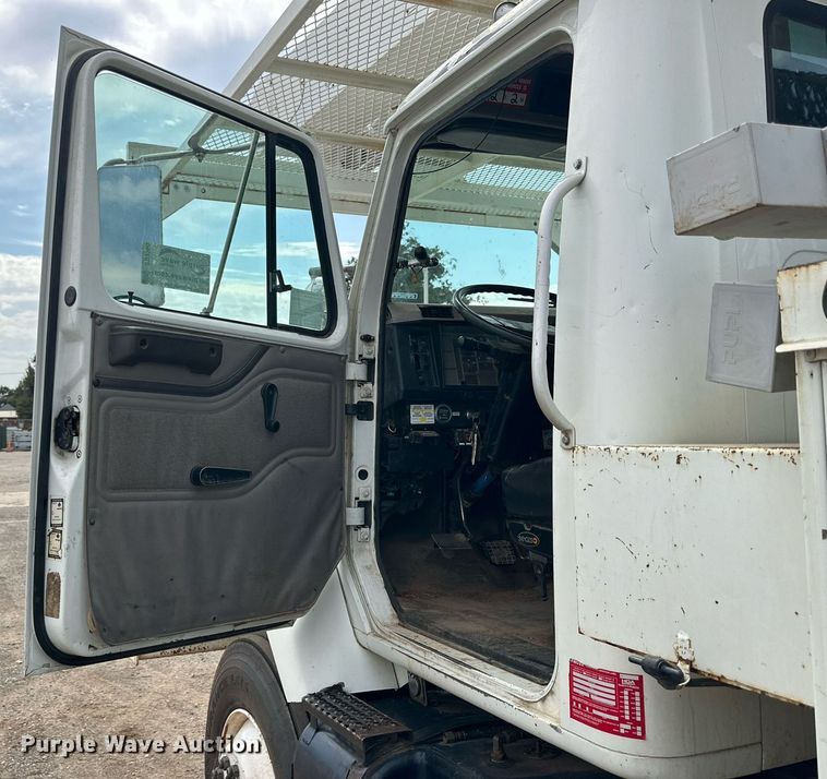 image for item DD3360 2001 International  2674 bucket truck