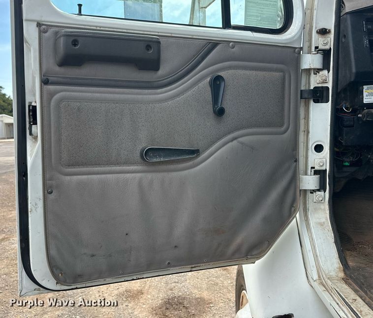 image for item DD3360 2001 International  2674 bucket truck