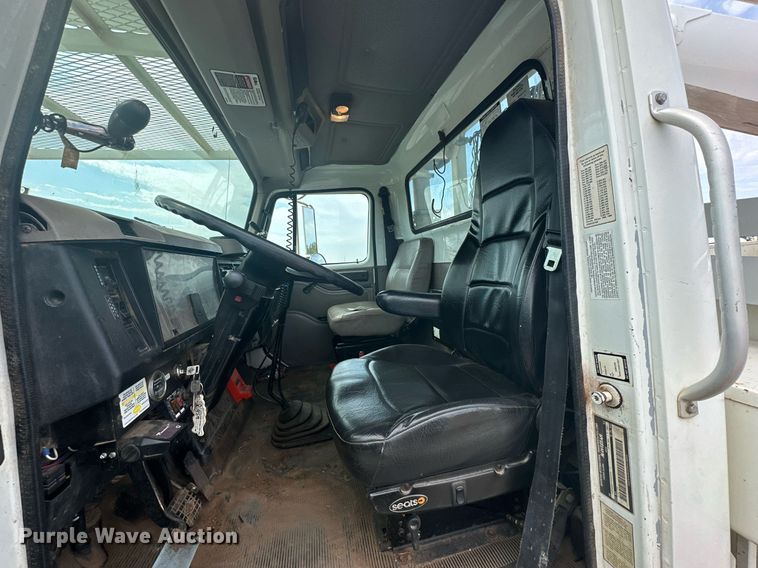 image for item DD3360 2001 International  2674 bucket truck