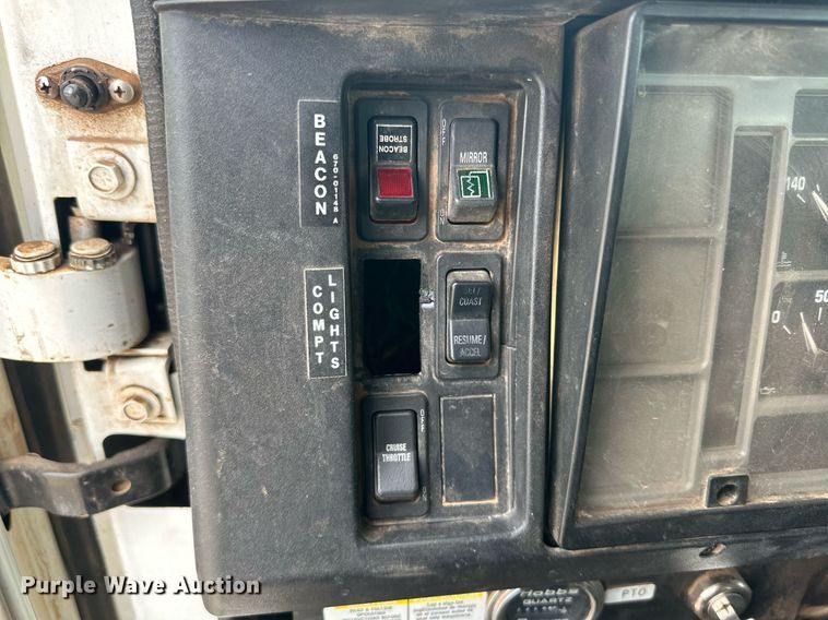 image for item DD3360 2001 International  2674 bucket truck