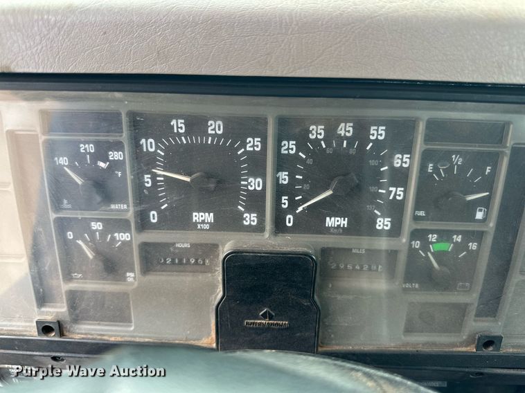 image for item DD3360 2001 International  2674 bucket truck