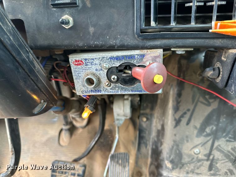 image for item DD3360 2001 International  2674 bucket truck