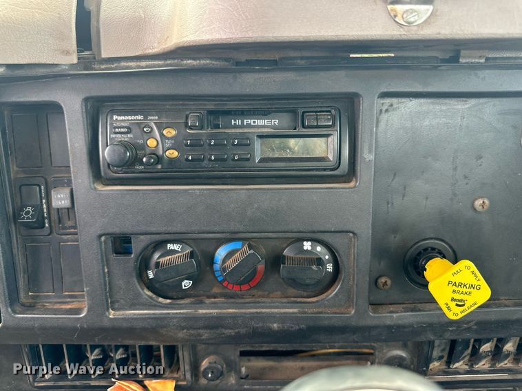 image for item DD3360 2001 International  2674 bucket truck