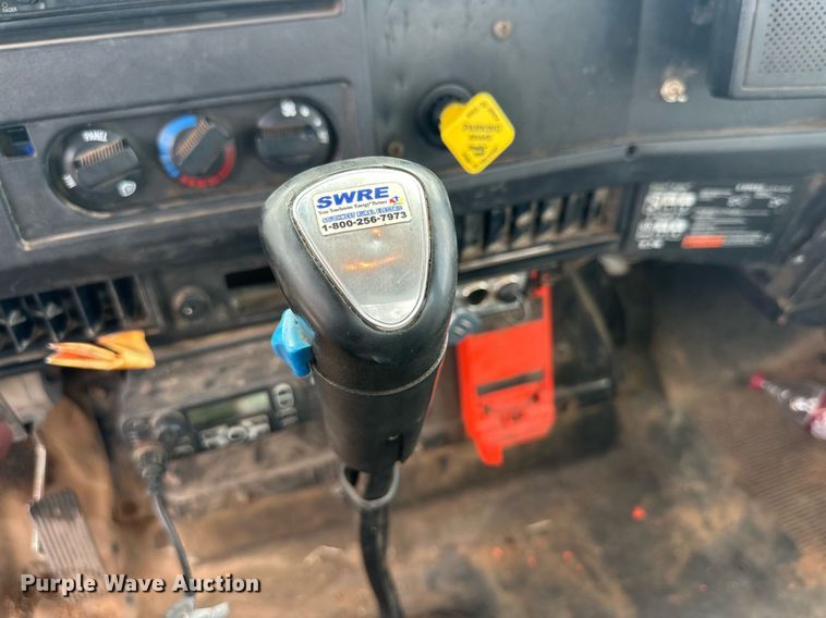 image for item DD3360 2001 International  2674 bucket truck