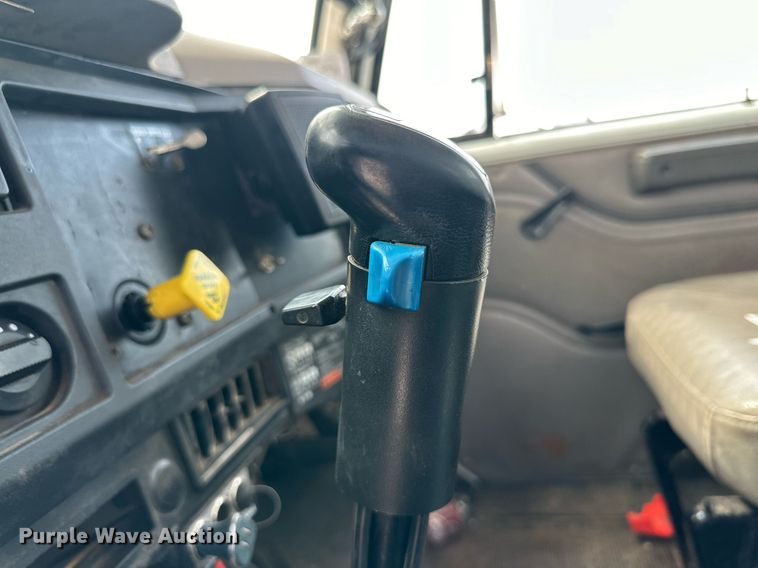 image for item DD3360 2001 International  2674 bucket truck