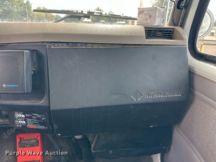 image for item DD3360 2001 International  2674 bucket truck