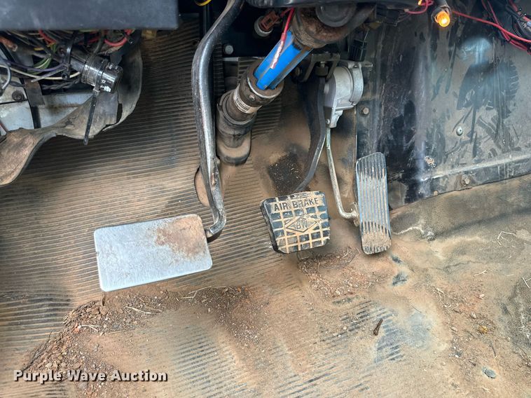 image for item DD3360 2001 International  2674 bucket truck