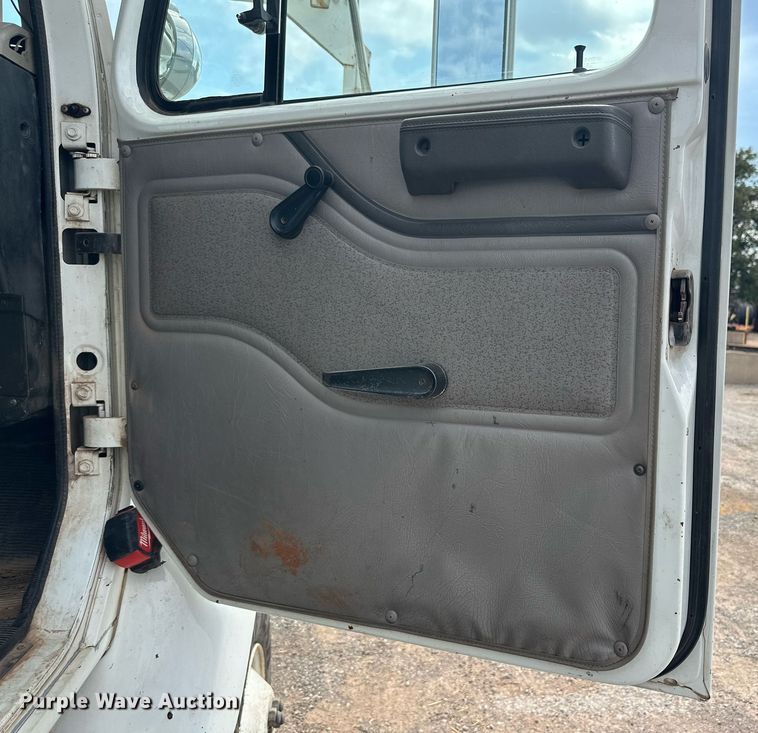 image for item DD3360 2001 International  2674 bucket truck