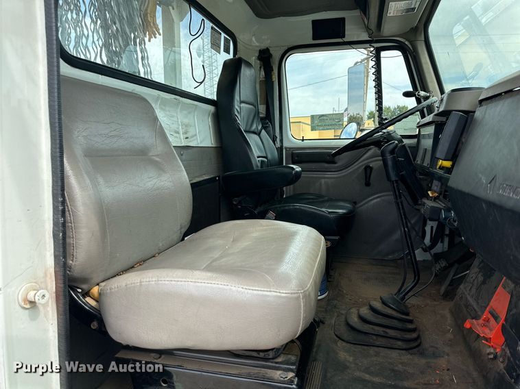 image for item DD3360 2001 International  2674 bucket truck