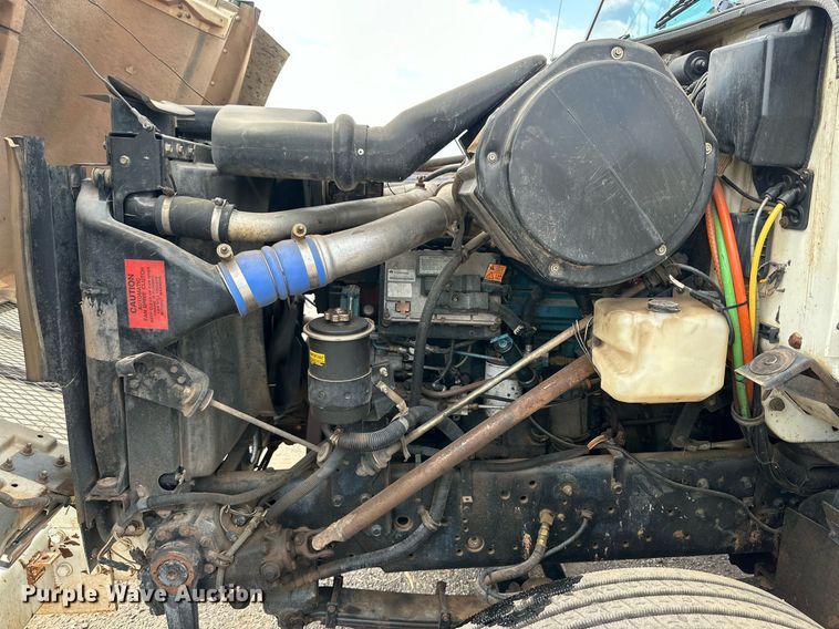 image for item DD3360 2001 International  2674 bucket truck