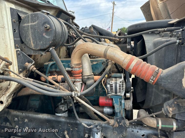 image for item DD3360 2001 International  2674 bucket truck