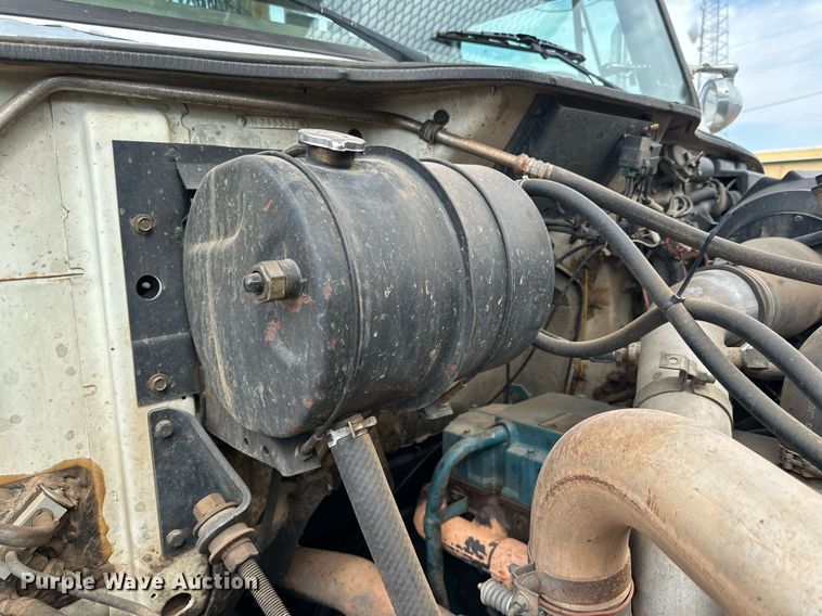 image for item DD3360 2001 International  2674 bucket truck