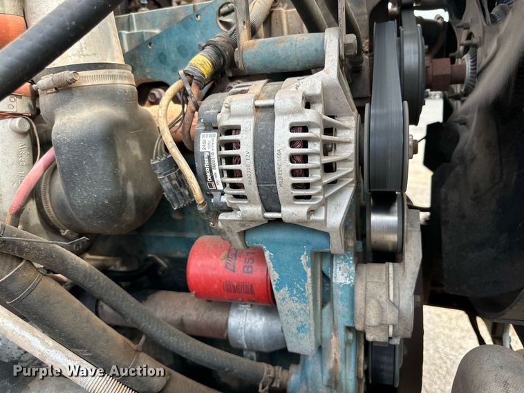 image for item DD3360 2001 International  2674 bucket truck