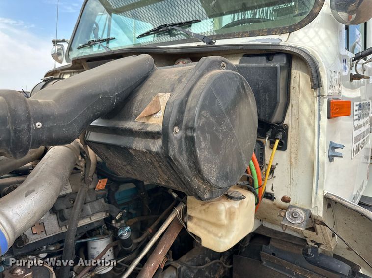 image for item DD3360 2001 International  2674 bucket truck