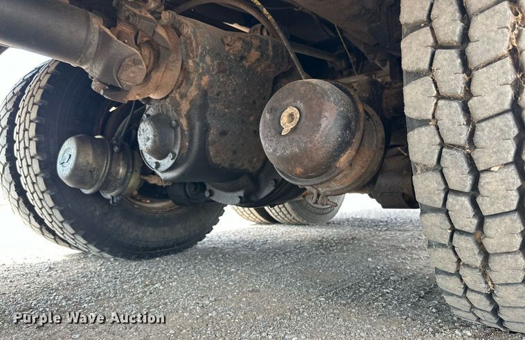 image for item DD3360 2001 International  2674 bucket truck